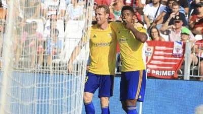 Alfonso Espina y 'Choco' Lozano celebran el primer gol del Cádiz.