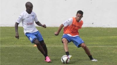 Rubilio en los entrenamientos de hoy en el Carlos Miranda junto a Oliver Morazán.