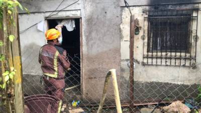 Bomberos apagaron las llamas que se propagaban en el lugar.