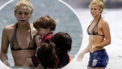 Shakira junto a Piqué y sus dos hijos, Milan y Sasha en las playas de Ibiza.