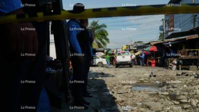 La Policía Nacional acordona la escena del crimen a la espera de Médicina Forense.