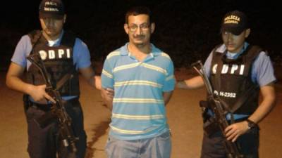 Martínez Martínez es custodiado por agentes de la Policía Nacional de Honduras.