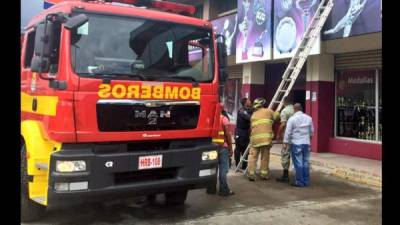 Los bomberos se han hecho presente a la tienda.