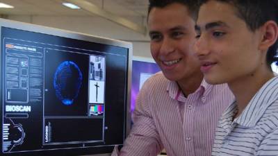 Dos estudiantes universitarios de Colombia trabajan en las tecnologías de la información.