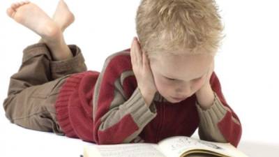 Los niños que retroceden para volver a leer un texto tienen una fluidez de lectura más lenta.