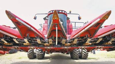 Las cosechadoras usadas, como este modelo de Case IH, han inundado el mercado secundario estadounidense.