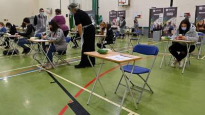 Los estudiantes se registran antes de tomar una prueba de flujo lateral covid-19. Foto AFP