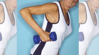 La flacidez muscular es la falta del músculo y se soluciona practicando ejercicios de fuerza de tríceps y bíceps.