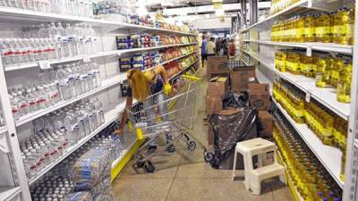 Una consumidora compra productos brasileños en un supermercado de Puerto Ordaz, pagando el equivalente a 20 veces los precios oficiales.