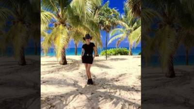 La actriz británica Catherine Zeta Jones ha quedado encantada con el paraíso de Roatán, Honduras. La estrella compartió esta mañana una nueva imagen de su aventura por la isla hondureña.