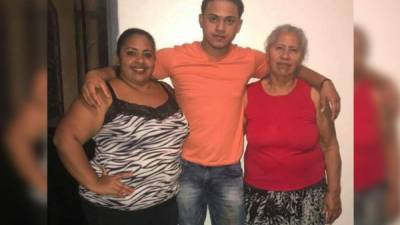 Maycol Samir en una fotografía con su mamá Aleyda Velásquez y otra pariente.