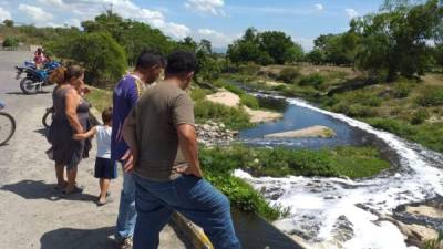 Pobladores de Agua Prieta observando el lugar donde dejaron un cadáver.