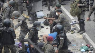 La Policía de Guatemala lanzó este domingo gas lacrimógeno sobre una caravana de miles de migrantes que va rumbo a Estados Unidos. Foto AFP