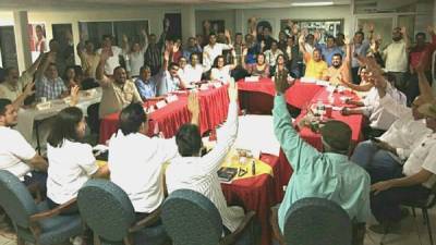 La asamblea de todos los dirigentes del partido Libre aprobando las acciones para sus partidarios.