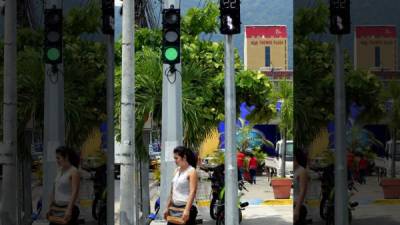 En la primera calle, todos los aparatos fueron cambiados y se prohibieron los giros a la izquierda. En todos se instaló Internet gratis y está en prueba en algunas intersecciones.