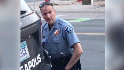 El agente Derek Chauvin en el momento que arrestó a Floyd.