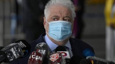 En esta foto de archivo, el entonces ministro de Salud de Argentina, Ginés González García, habla después de la llegada de dosis. Foto AFP