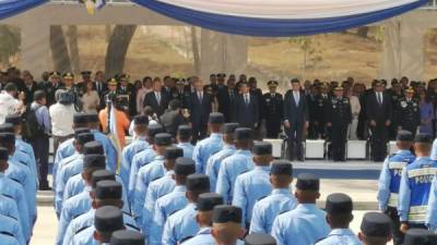 Los Presidentes de los tres poderes del Estado encabezan la ceremonia de ascensos policiales.