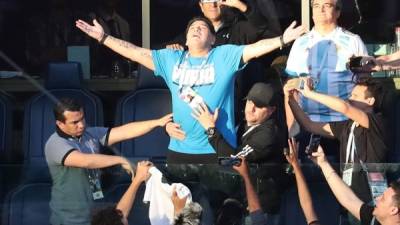 Maradona estuvo muy activo durante el partido de Argentina ante Nigeria. Foto EFE