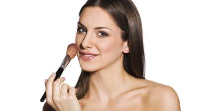 La humedad causada por las altas temperaturas causa estragos en nuestro maquillaje, toma medidas para evitarlo.