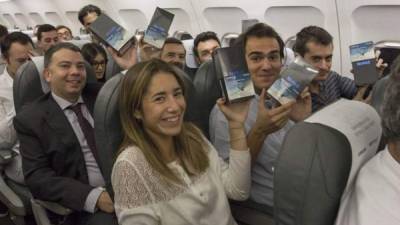 Samsung sorprendió a los pasajeros del vuelo IB514 de Iberia, que se dirigía de La Coruña a Madrid, regalando a cada uno de ellos el nuevo Galaxy Note 8.