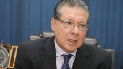 TEG4003. TEGUCIGALPA (HONDURAS), 30/11/17.- El magistrado presidente del Tribunal Supremo Electoral (TSE), David Matamoros, habla durante una conferencia de prensa hoy, jueves 30 de noviembre de 2017, en Tegucigalpa (Honduras). Matamoros dijo hoy que la protesta opositora que intentó llegar al local donde se guarda el material de las elecciones del domingo pasado, puso en peligro la etapa final del proceso de escrutinio. Matamoros, que prometió el pasado lunes que este jueves se darían los resultados para presidente, pedido hoy 'cordura' en el país. EFE/Humberto Espinoza