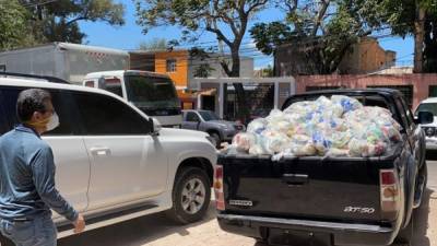 Los vehículos que transportaron los alimentos salieron desde temprano a sus destinos.