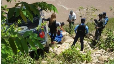 Personal de Medicina Forense, agentes policiales y del Ministerio Público llegaron hasta el lugar.