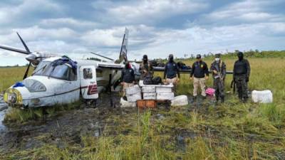 Las autoridades mostrando la droga decomisada luego de interceptar la avioneta en Ahuas.