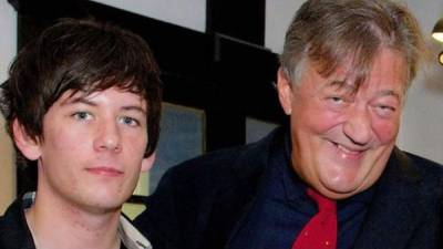 Stephen Fry (57 años) anunció su compromiso con Elliot Spencer (27).