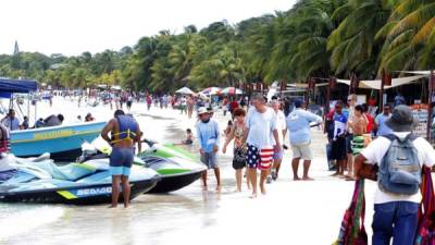 El lente de La Prensa captó a turistas disfrutando de las bellas playas de Roatán. Foto: Wendell Escoto.