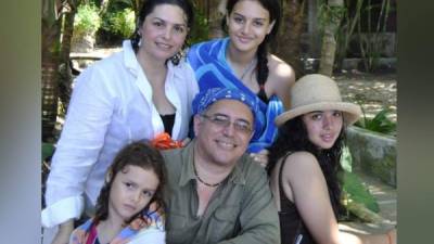 El cantante Guillermo Anderson con su esposa Lastenia y sus tres hijas.
