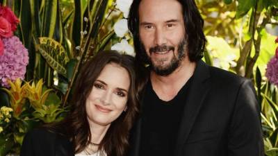 Winona Ryder y Keanu Reeves protagonizan la comedia romántica Destination Wedding.