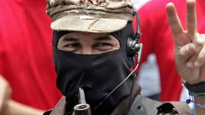 La gorra, el pasamontaña y la pipa forman parte del atuendo por el que es conocido el lider zapatista.