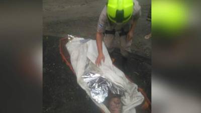 Los bomberos mientras rescataban al hombre de una quebrada en San Pedro Sula, zona norte de Honduras.