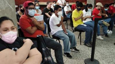 Esther Abigail Reyes (extremo izquierdo de la imagen) se convirtió en la primera atleta especial en ser inmunizada contra la covid-19 en San Pedro Sula.