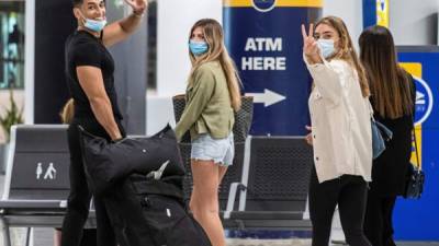 Viajeros ataviados con mascarillas a su llegada al Aeropuerto de Palma de Mallorca.