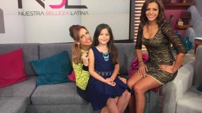 Nathalia Casco llegó con su hija Daniela al estudio de 'El Gordo y La Flaca'. Foto: Twitter Lili Estefan.