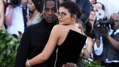 Travis Scott y Kylie Jenner hicieron su debut como pareja en la alfombra roja de los MET Gala 2018. Foto AFP.