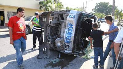 El rapidito que volcó luego que un pick-up lo chocara este lunes. Foto: Franklyn Muñoz.