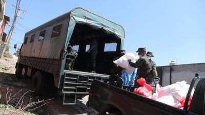 Militares en Honduras entregando alimentos (foto referencial).