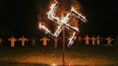 Grupos supremacistas de raza blanca y miembros del movimiento Ku Klux Klan (KKK). EFE/Archivo