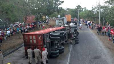 Tres rastras obstaculizan el paso vehicular.