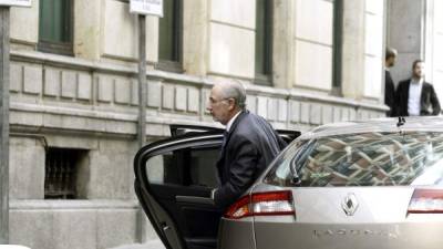 El expresidente de Bankia Rodrigo Rato baja del coche a su llegada a la Audiencia Nacional. EFE