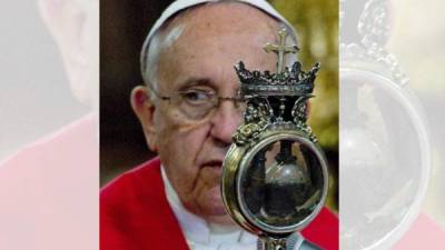 El Papa Francisco con la reliquia de San Genaro.