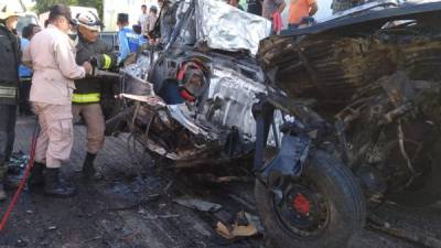 El cuerpo del fallecido quedó atrapado entre el amasijo de hierro. Miembros de los bomberos llegaron de inmediato para auxiliar a las víctimas.