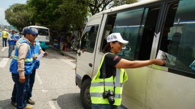 Voluntarios y agentes en los operativos.