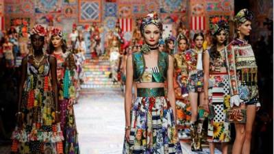 Dolce & Gabbana para la primavera-verano 2021 nos regala piezas llenas de color, estampados y el factor sorpresa que todos esperábamos con una colección titulada “Patchwork from Sicily”.