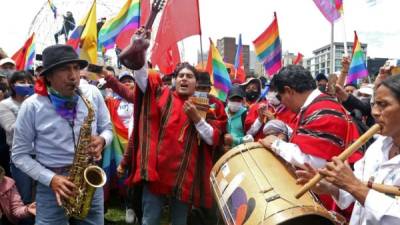 El excandidato presidencial ecuatoriano Yaku Pérez toca el saxofón mientras celebra su cumpleaños con simpatizantes, antes de una marcha hacia el Consejo Nacional Electoral (CNE). Foto AFP