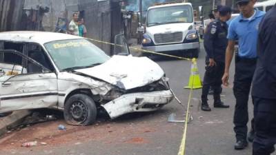 El aparatoso accidente de tránsito dejó un muerto y un herido ayer en la colonia Villa Nueva, salida de la carretera a Danlí.